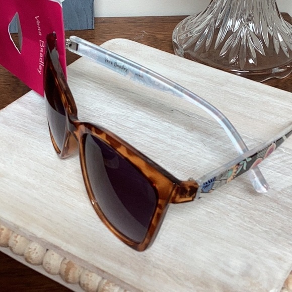 Vera Bradley Kauai floral and animal print Dora sunglasses. 🌞NWT🌞 - Picture 1 of 16